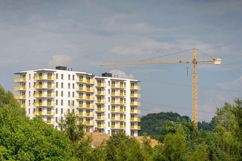 Planung eines deutschen Wohnungsbauprojekts mit Bauunterlagen