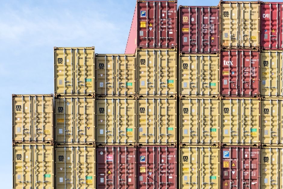 Importeur prüft CBAM-Register und Emissionsunterlagen