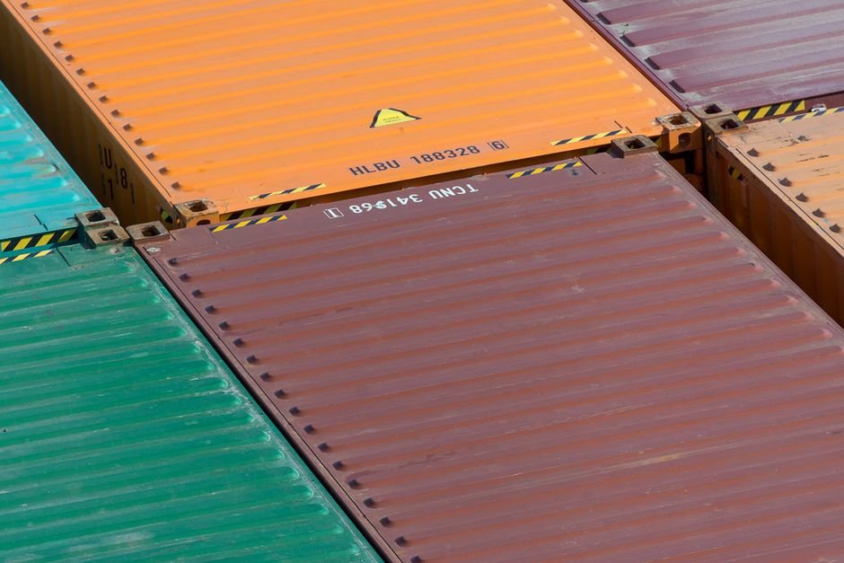 Einkaufsteam analysiert deutsche Industriepreise und Verträge