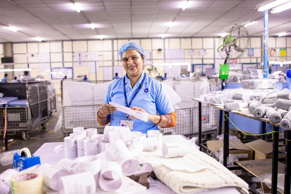 Importeur prüft Produktsicherheitsunterlagen und Kennzeichnung anhand amtlicher Quellen
