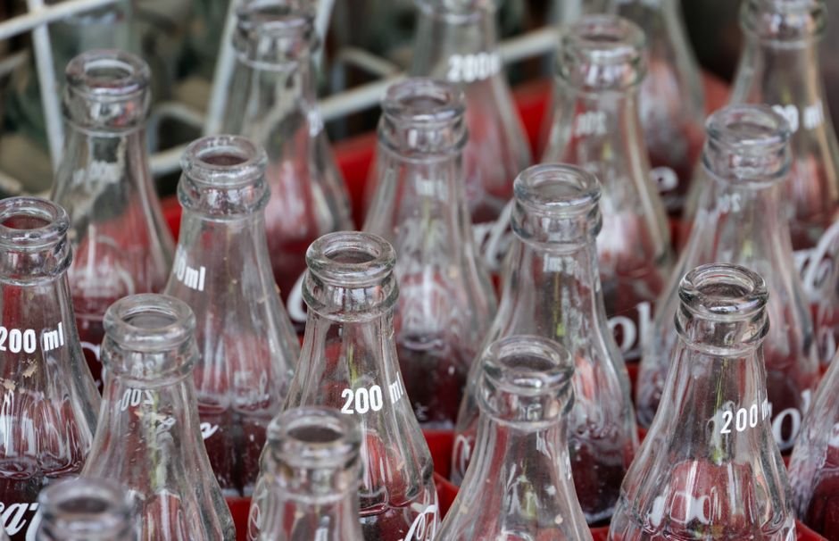 Prüfung recyclingfähiger Verpackungen in einem Lager