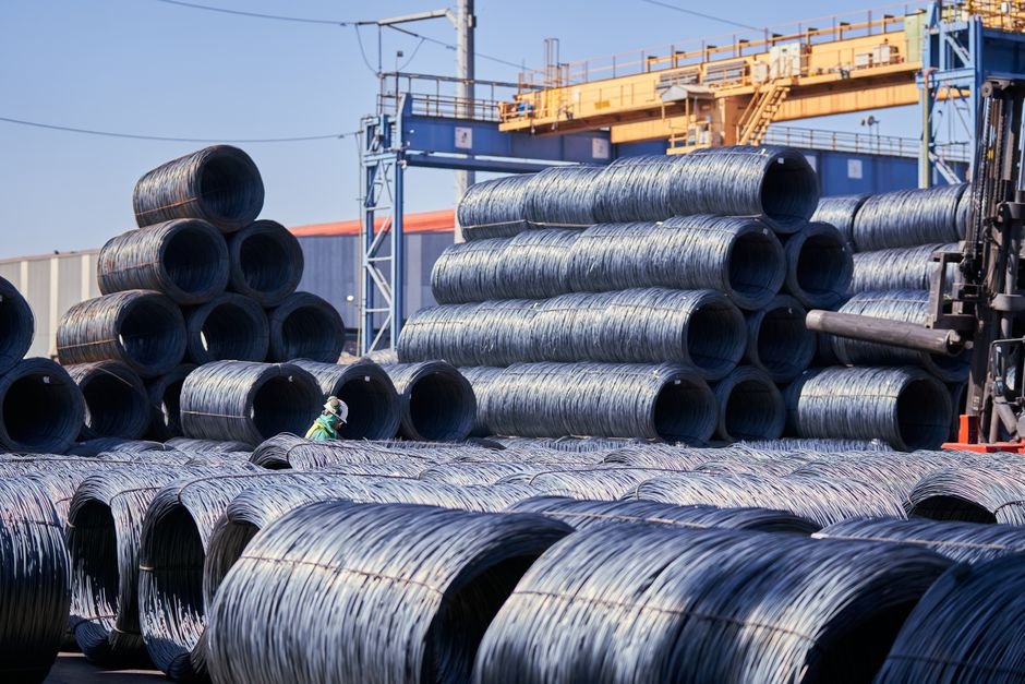 Stahldrahtrollen auf einem industriellen Lagerplatz