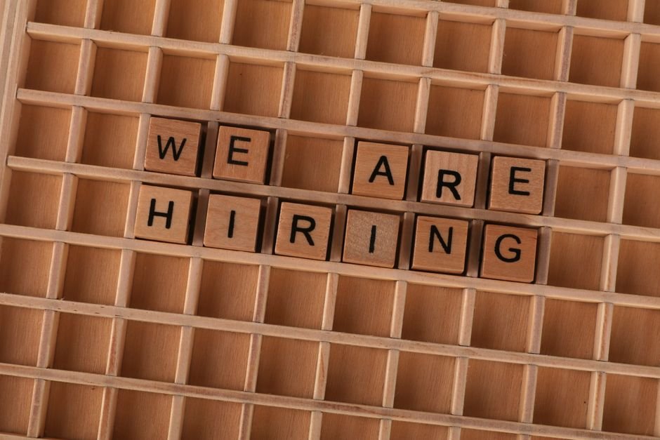 Buchstabensteine mit der Aufschrift We are hiring
