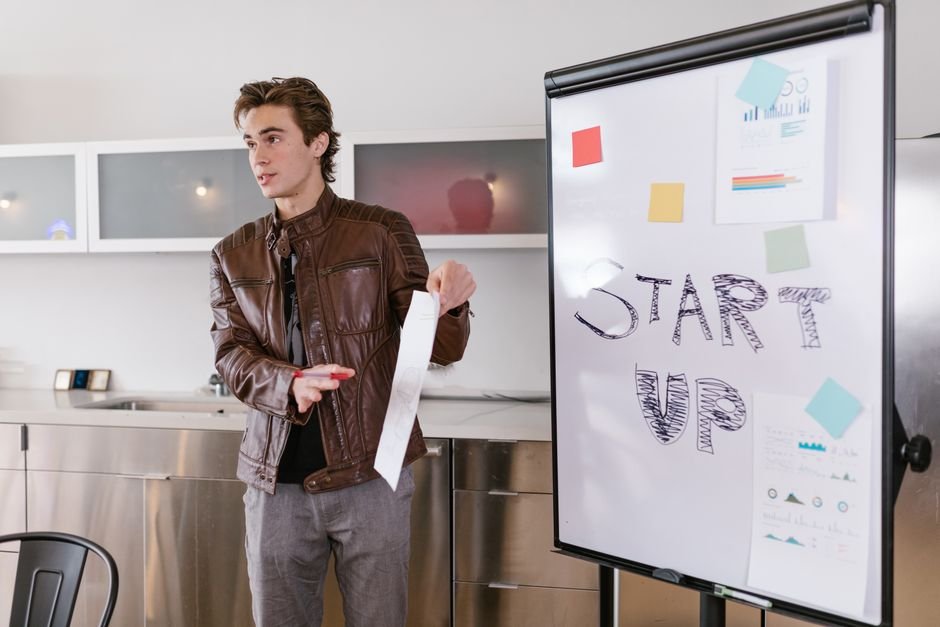 Gründerteam bei der Planung einer Unternehmensanmeldung in Deutschland