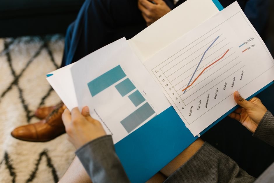 Gründungsteam erstellt Businessplan mit Text Zahlen und Nachweisen