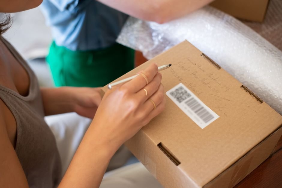 Deutscher Importeur bereitet Produktidentifikatoren und Zoll-Datenfelder vor