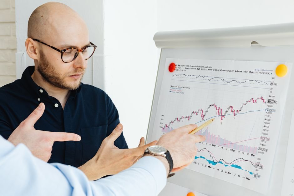 Deutsches Unternehmen ordnet Arbeitsmarktdaten für eine konkrete Einstellung ein