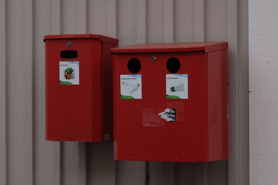 Händler vergleicht Elektrogeräte-, WEEE- und Batteriepflichten