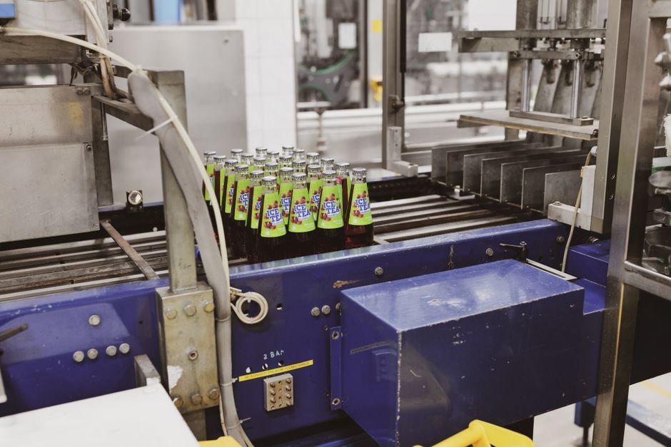 Industrieunternehmen vergleicht Produktion und Auftragsbestand