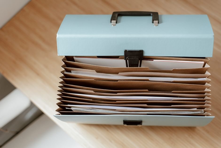 Unternehmen vergleicht Wege zur Eignungs- und Mandatsprüfung