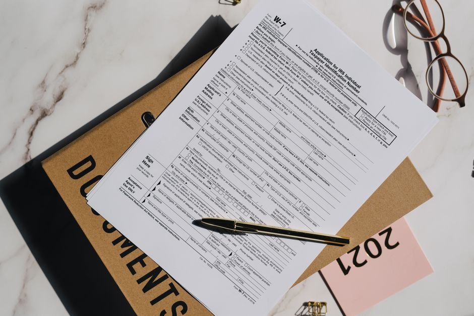 Unternehmen vergleicht Fragebogen, Steuernummer und Umsatzsteuer-ID