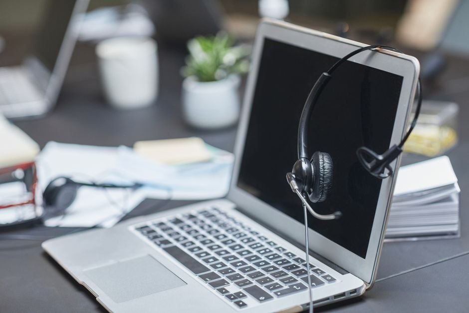 Kundenservice-Arbeitsplatz mit Laptop und Headset für die Widerrufsbearbeitung