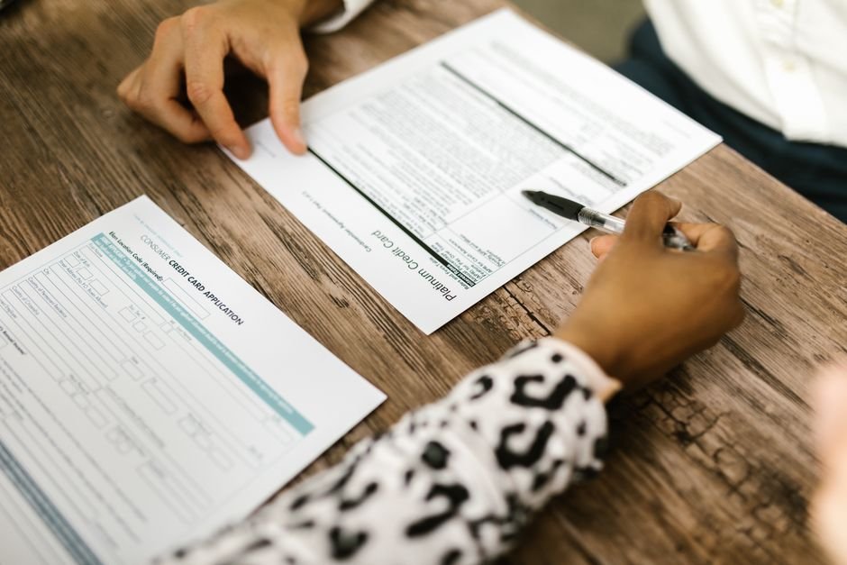 Zwei Personen prüfen gemeinsam Geschäftsformulare