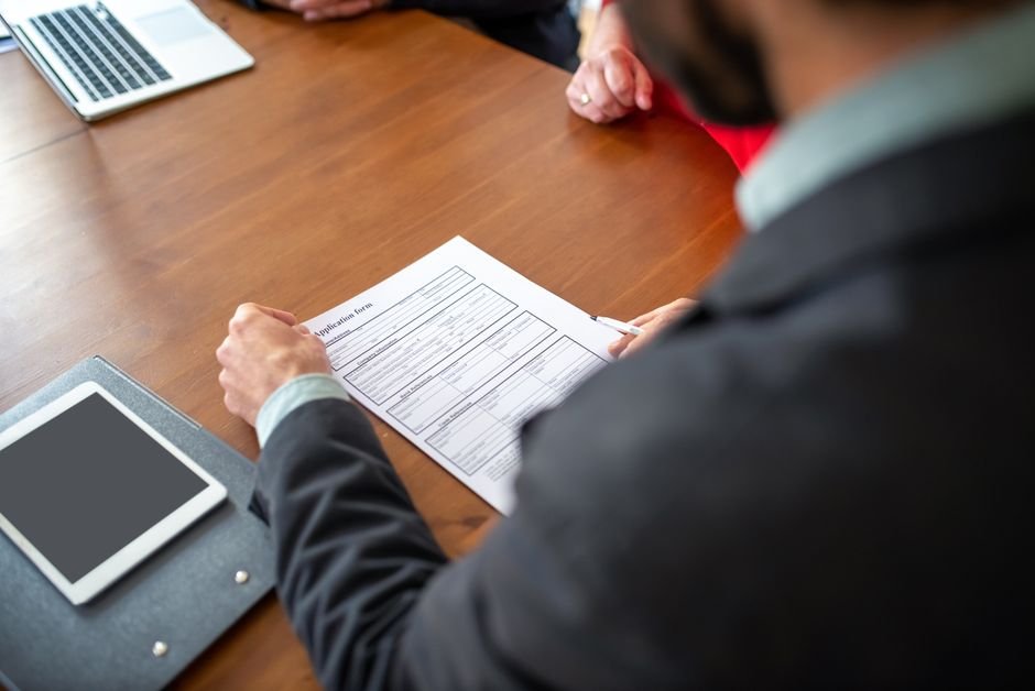 Unternehmen prüft Förderprogramm, Antrag und Auszahlung