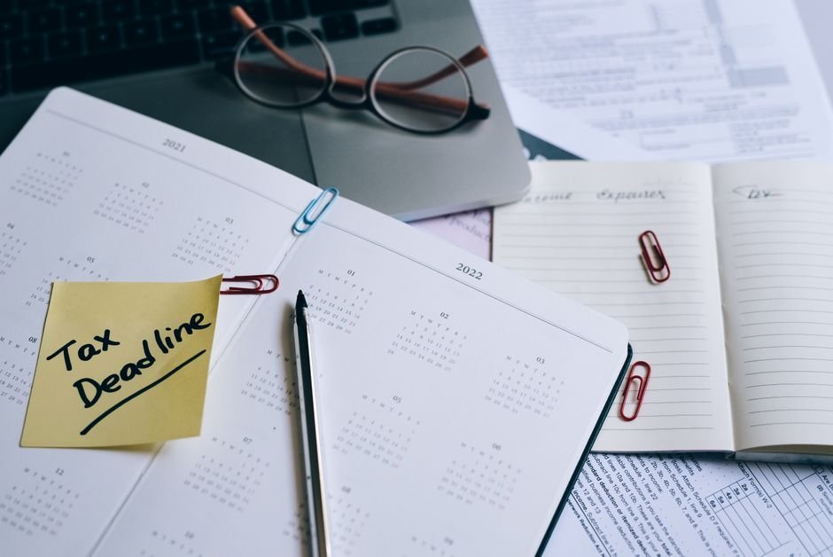 Kalender, Taschenrechner und Unterlagen für die Steuerplanung